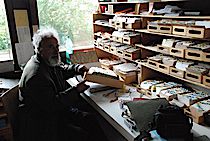 R. Meyer vor dem Zettelkasten zur "Bibliographia Dramatica et Dramaticorum" in der Universitätsbibliothek Regensburg