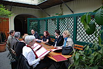 Nachbesprechung zum 3. Forschungsgespräch im Don Juan Archiv Wien zum "30jährigen ABC-Schütz" im Gastgarten des Restaurants Fromme Helene